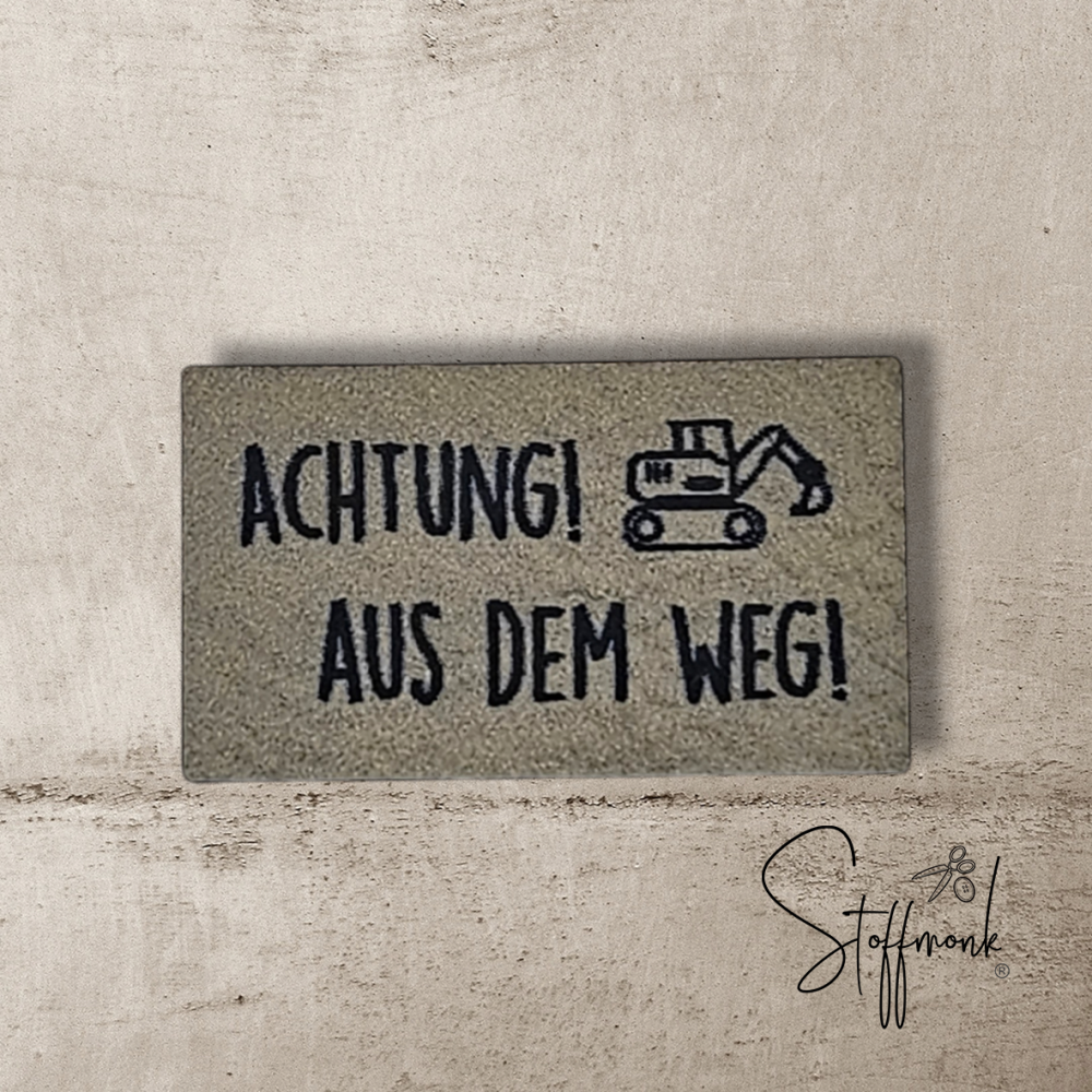 Label -  "ACHTUNG! AUS DEM WEG! (mit Bagger)" - ca. 3,6 cm x 2,1 cm - Kunstleder ++ Farbauswahl ++